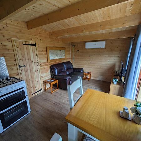 Cosy Cabin Apartment Stock Exterior photo