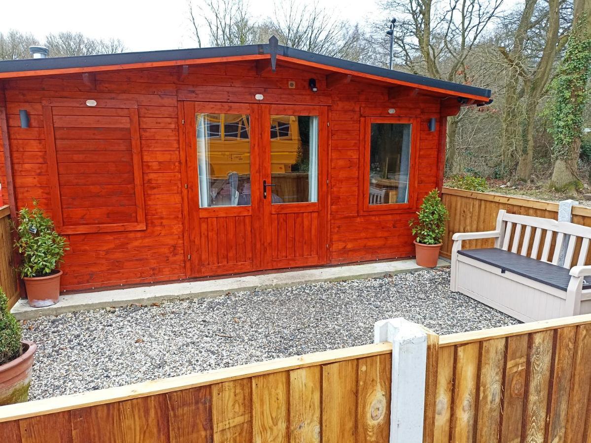 Cosy Cabin Apartment Stock Exterior photo